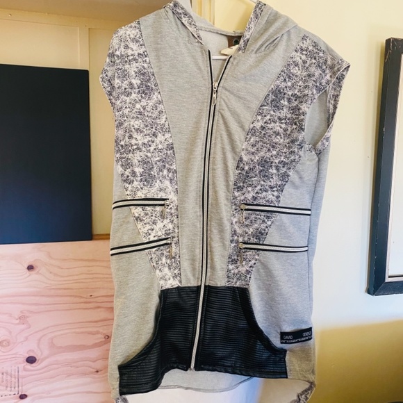 Ninja  zip-up sleeveless hoodie - Picture 2 of 5